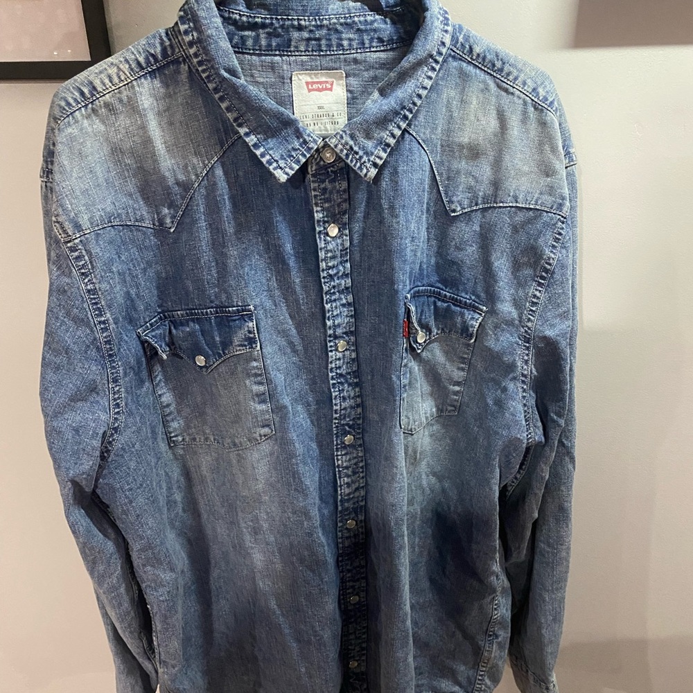 XXXL Levi’s snap front denim shirt in a medium light wash